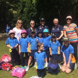 Duncraig Sunshine Guides run into the Australian and State Commissioners